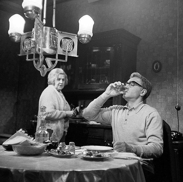 — Мам, ты не замечала, что в безличных предложениях есть какая-то безысходность? Моросит… Ветрено… ...