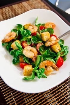 6 вариантов салата с креветками: вкуснейшие сочетания.1. Листья салата + помидоры + креветки + ... - 4