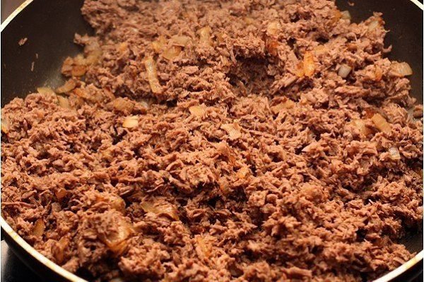 Макароны по-флотски (макароны с мясом).Ингредиенты:Говяжья лопатка — 600 г Соль — 2 ч. л.Лук ... - 7