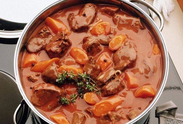 МЯСО ТУШЕНОЕ: ТОП-6 РЕЦЕПТОВ.1) Тушеное мясо с картофелем и зеленьюИНГРЕДИЕНТЫ: 300-400 г нежирной ...