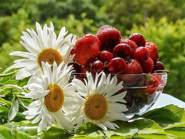Какое слово сладкое – И*Ю*Н*Ь ! В нём вкус черешен, аромат клубники… А на проблемы и печали - плюнь! ... - 2