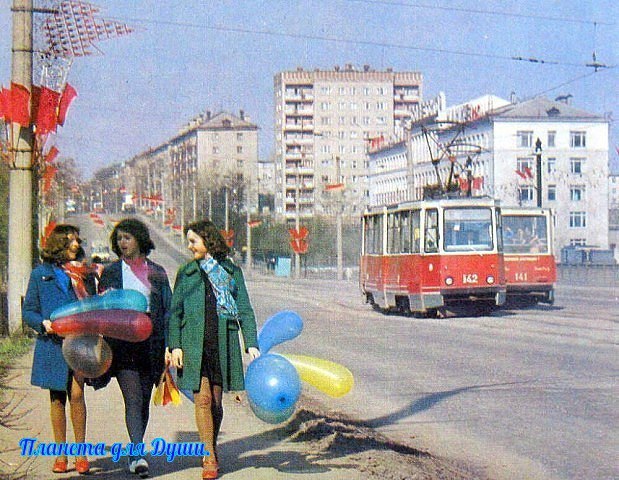 Я скучаю по тем временам, Где улыбку прохожим дарили. Незнакомых,тогда,не боялись, А приветствие ...