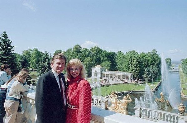 Дональд Трамп со своей первой женой. Петергоф, 1987 год.