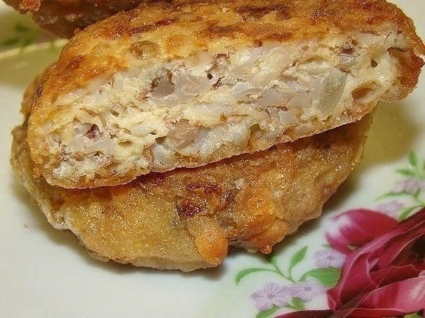 Котлеты гречневые.Ингредиенты:Гречка вареная-1 стяйцо-2-3 штСыр-100 грЛук-1 штМасло сливочное-50 ...