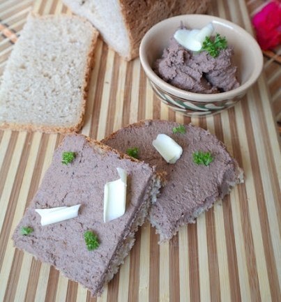 Печеночный паштет с яйцом.ИнгредиентыПечень куриная (можно брать и другую) — 500 г.Лук репчатый — 1 ...