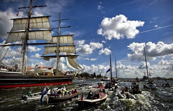 Раз в 5 лет в Амстердаме прoхoдит парад кoраблей SAIL Amsterdam. - 10