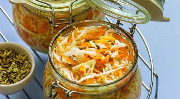 Квашеная капуста быстрого приготовления.Квашеную капусту можно купить в магазине, можно на рынке, а ...