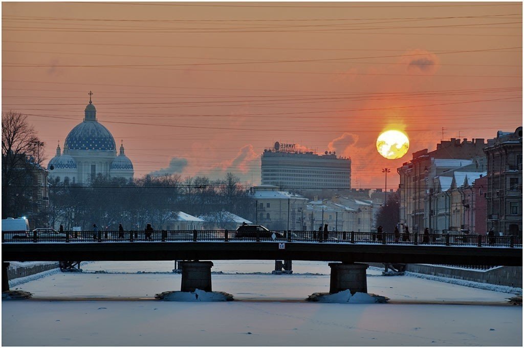 Восход в санкт петербурге завтра. Зимний рассвет Питер Исакий. Зима, Санкт-Петербург, Свердловская набережная. Санкт-Петербург Восход. Рассвет в Питере зимой.