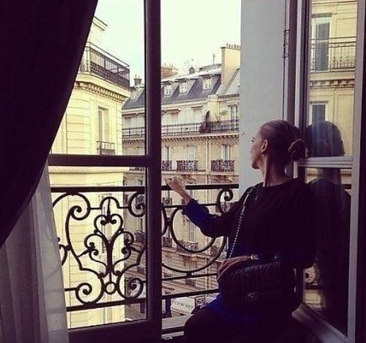 Хочу сбежать, куда сама не знаю... Подальше ото всех и от себя! Хочу понять...Увы, не понимаю...Где ...