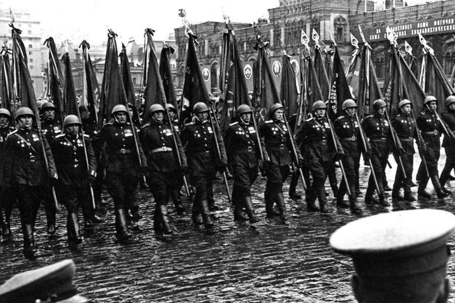 Великая победа 45. Парад Победы 1945 года. Парад Победы 24 июня 1945 года на красной площади. Парад 9 мая 1945 года на красной площади. Знаменосец на параде Победы в 1945 году.