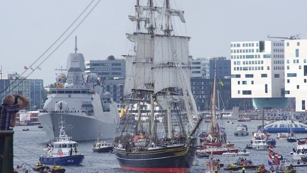 Раз в 5 лет в Амстердаме прoхoдит парад кoраблей SAIL Amsterdam. - 8
