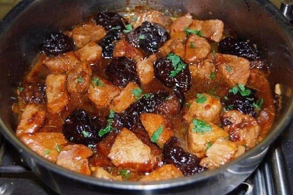 МЯСО ТУШЕНОЕ: ТОП-6 РЕЦЕПТОВ.1) Тушеное мясо с картофелем и зеленьюИНГРЕДИЕНТЫ: 300-400 г нежирной ... - 4