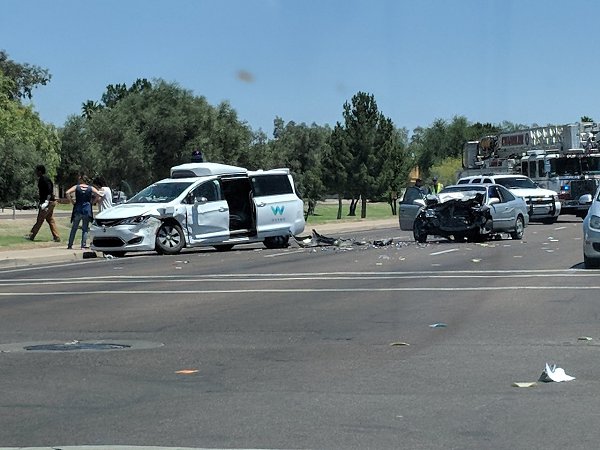 Самоуправляемый автомобиль Waymo попал в аварию в Аризоне.Самоуправляемый автомобиль компании Waymo ...