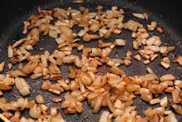 Макароны по-флотски (макароны с мясом).Ингредиенты:Говяжья лопатка — 600 г Соль — 2 ч. л.Лук ... - 5
