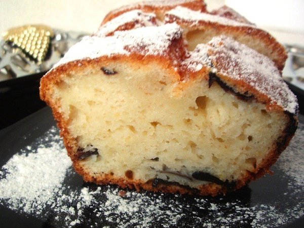 Нежный творожный кекс с черносливом.Ингредиенты:Яйца - 4 шт.Творог- 1 пачка - 250 гСахар-1 стакан - ... - 4