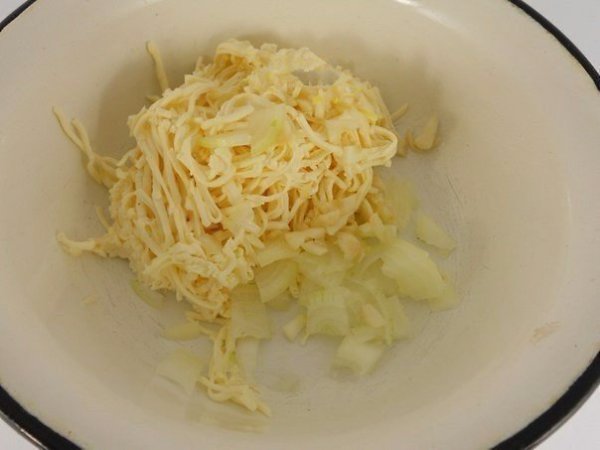 Запеченная скумбрия с сыром.Ингредиенты:Скумбрия свежезамороженная — 1 шт.Сырок плавленый (хорошего ... - 3