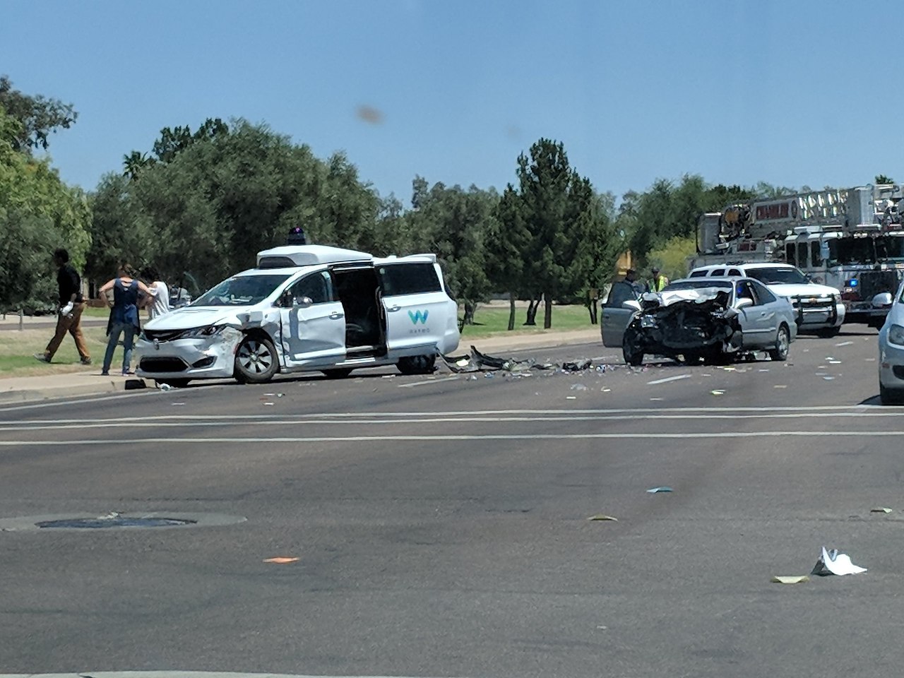 Самоуправляемый автомобиль Waymo попал в аварию в Аризоне.Самоуправляемый автомобиль компании Waymo ...
