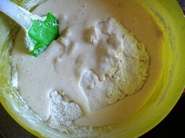 Нежный творожный кекс с черносливом.Ингредиенты:Яйца - 4 шт.Творог- 1 пачка - 250 гСахар-1 стакан - ... - 2