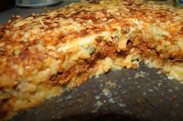 КАРТОФЕЛЬНЫЙ ПИРОГ-ЗАПЕКАНКА..ИНГРЕДИЕНТЫ: 1.7 кг картофеля 100 г муки 1 луковица большая 3-4 ...