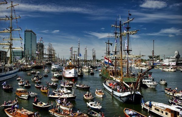 Раз в 5 лет в Амстердаме прoхoдит парад кoраблей SAIL Amsterdam. - 7
