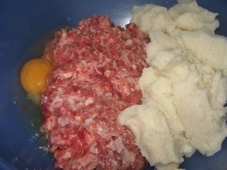 Котлеты в соусе из плавленного сыра.Соус получился очень вкусный, котлетки в нем пропарились и стали ... - 3