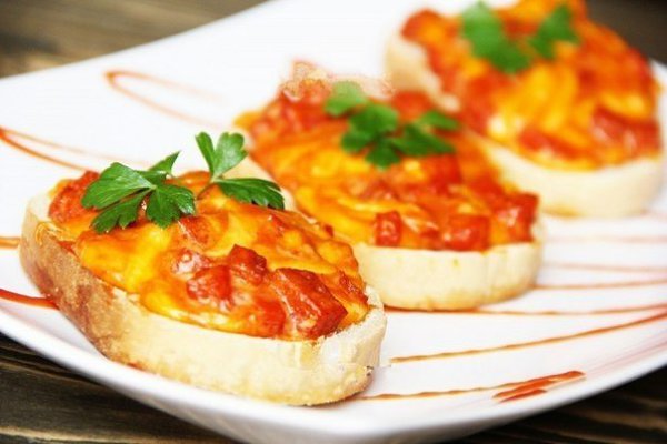 Горячие бутерброды с колбасой, сыром и яйцом. Горячие бутерброды можно приготовить на завтрак, для ...