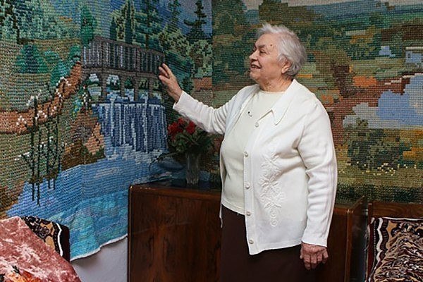 Бабушка Екатерина Кадолба вышила себе панно. Его длина – более 9 м, а ширина – 2,5 м. На свою работу ... - 2