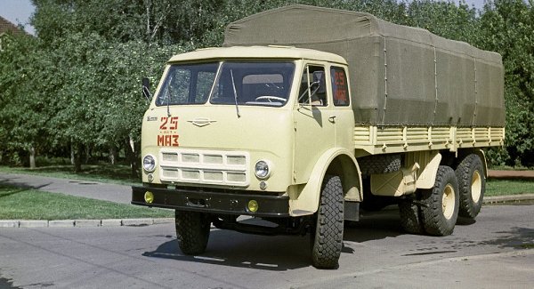 МАЗ-516А - грузовой автомобиль, оснащённый третьей подъёмной осью.