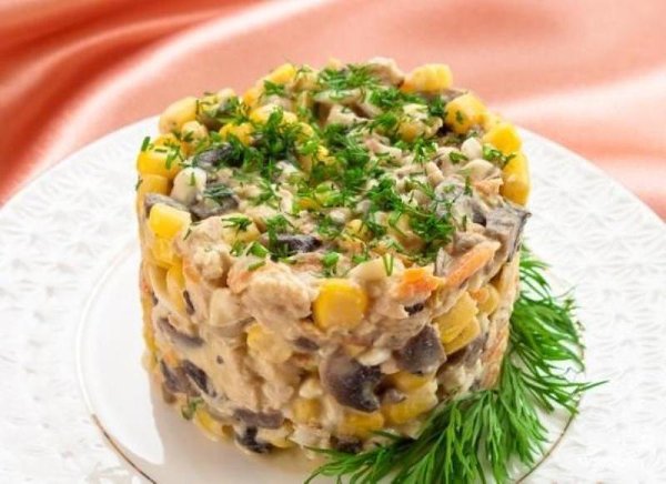 Салат с кукурузой и грибами.Сытный, праздничный салат. Вместо куриного филе можно использовать филе ...