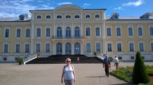 Рундальский дворец. Бауска. Великолепный дворец вдали от Риги! Очень красивый и торжественный замок, ...