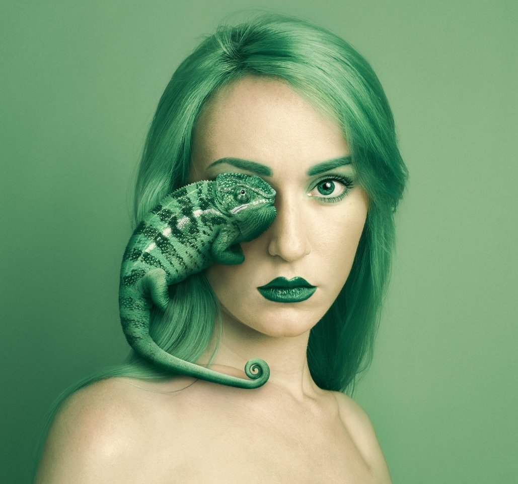     :  Flora Borsi - 3
