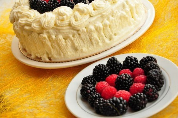 Шоколадный торт с фруктами. Ингредиенты яйца куриные 3 шт. сахар 70 г мука 110 г какао 2 ст.л. ... - 2