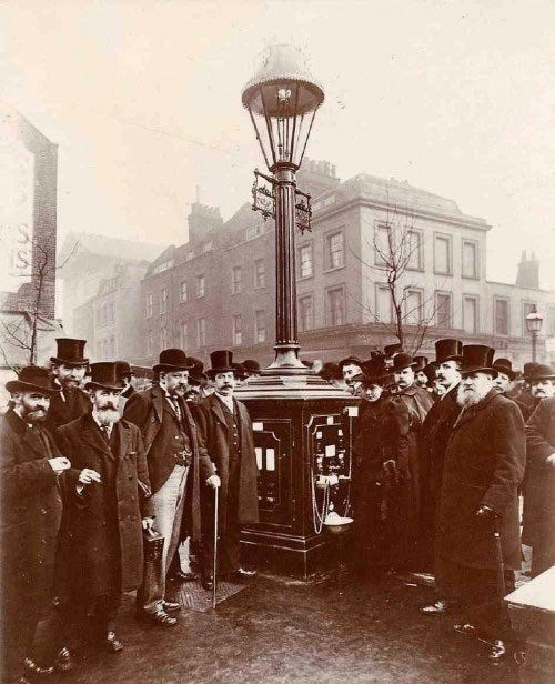 В 1897 году в нескольких точках Лондона установили газовые фонари Pluto Lamp. Эти аппараты ...
