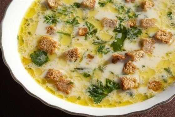 Сырный суп с шампиньонами и сухариками.ИНГРЕДИЕНТЫЛук репчатый 1 головкаСвежие шампиньоны 500 ...