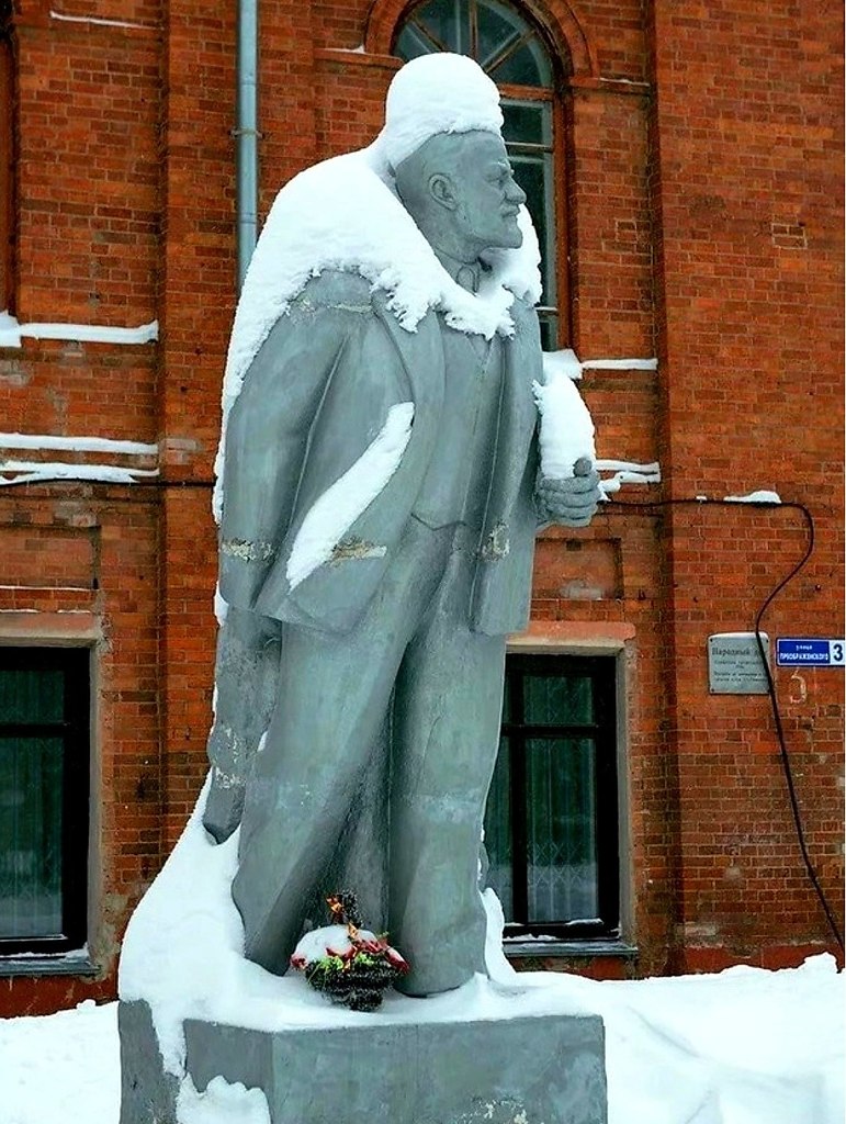 Прикольные памятники Ленину