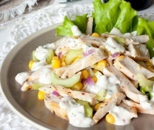 Салат из курицы с огурцом и кукурузой.75 ккал/100 грНа 4 порции вам потребуется:2 куриных филе, ...