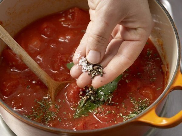 Соус для тефтелей из томатной пасты. Паста с тефтелями в томатном соусе. Как правильно приготовить подлив к рожкам. Подлива сметана и томатная паста для тефтелей