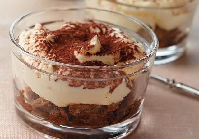 ТИРАМИСУ: БЫСТРО И ВКУСНО. ИНГРЕДИЕНТЫ: 200 гр. любого песочного печенья 200 гр. нежирного творога ...