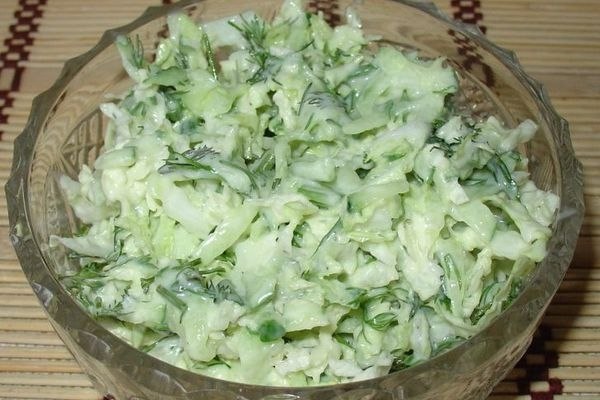 Капустный салат с сыром фета.ИНГРЕДИЕНТЫ:капуста 1 кочаногурцы 2 шт.масло оливковое 1 ст.л.лимонный ...