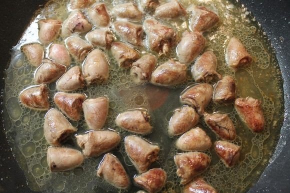 Куриные сердечки, тушенные в сметане.Ингредиенты:Куриные сердечки — 500 гСметана 20% — 70 гЛавровый ... - 4