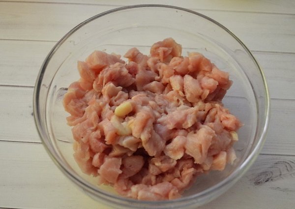 Куриные рубленые котлеты с кукурузой.Ингредиенты:Грудка куриная — 500 гКрахмал кукурузный — 2 ст. ... - 2