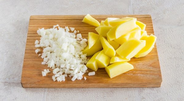 Рагу из капусты с картофелем и мясными остатками.ИНГРЕДИЕНТЫ400-500 г капусты4 средние картофелины1 ... - 2