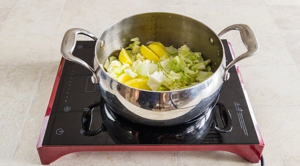Рагу из капусты с картофелем и мясными остатками.ИНГРЕДИЕНТЫ400-500 г капусты4 средние картофелины1 ... - 5