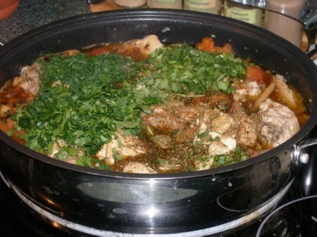 Чахохбили из курицы.Ингредиентыкурица или цыпленок весом ~1-1,2 кглук репчатый - 3 штпомидоры - 5 ...