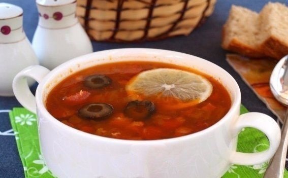 Солянка мясная.Мужчинам не устоять!Ингредиенты: Свинина мякоть - 300 г Колбаса варено-копчёная - ... - 6