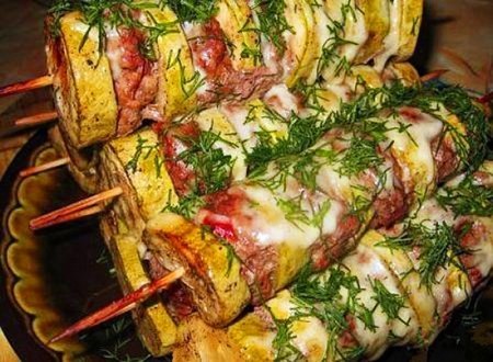 Шашлыки из кабачков с мясным фаршем.Ингредиенты Говяжий фарш - 500 г. Яйца - 1 шт. Томатная паста - ...