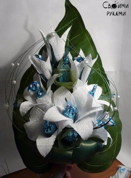 Лилии из конфет
