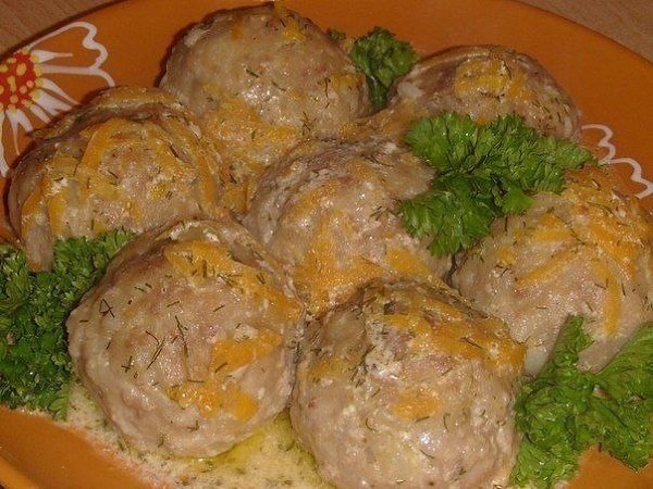 Тефтельки в сметанном соусе. .Ингредиенты:Фарш 500 гр.Рис (отварить )-1 стакан.Лук репч.-2 ...