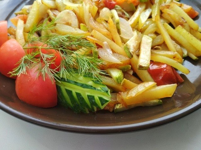Рагу с кабачками.Ингредиенты:Картофель — 3 шт.Кабачки — 1 шт.Помидоры — 2 шт.Лук репчатый — 1 ...