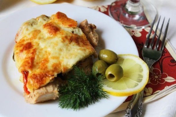 КУРИНОЕ ФИЛЕ С ПОМИДОРАМИ И ОЛИВКАМИ.Ингредиенты700 г филе куриное1 шт. помидоры0,5 банки оливки1 ...